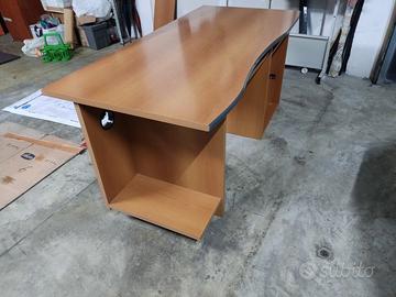 Scrivania colore ciliegio