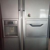 Frigorifero e congelator con dispeser