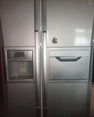 Frigorifero e congelator con dispeser