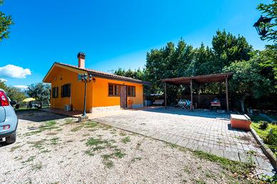 SAN CESAREO: VILLA INDIPENDENTE CON TERRENO