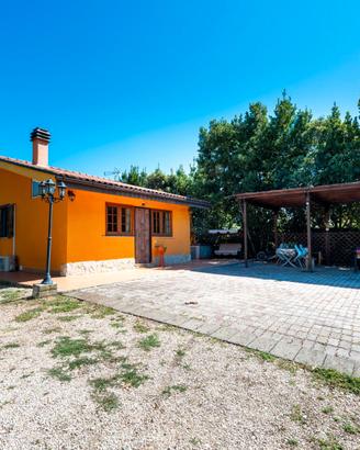 SAN CESAREO: VILLA INDIPENDENTE CON TERRENO