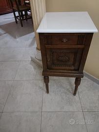 comodino alto stile liberty