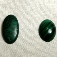 Due cabochon in Malachite. 