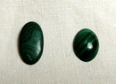 Due cabochon in Malachite. 