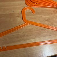 7 stampelle arancione grucce plastica bambini