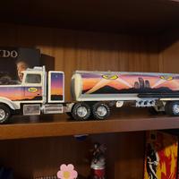 Camion cisterna americano in latta