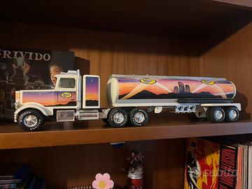 Camion cisterna americano in latta