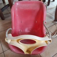 altalena per bambini.  il gancio giallo è rotto