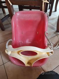 altalena per bambini.  il gancio giallo è rotto