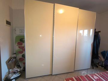 armadio con tre ante scorrevoli 