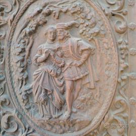 antico bassorilievo in metallo