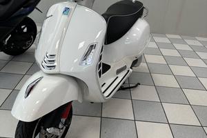 Piaggio Vespa 300 GTS hpe Super