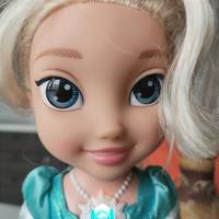 Bambola Frozen che canta. alta 35 cm. luci