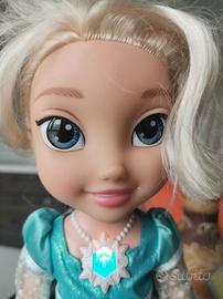 Bambola Frozen che canta. alta 35 cm. luci