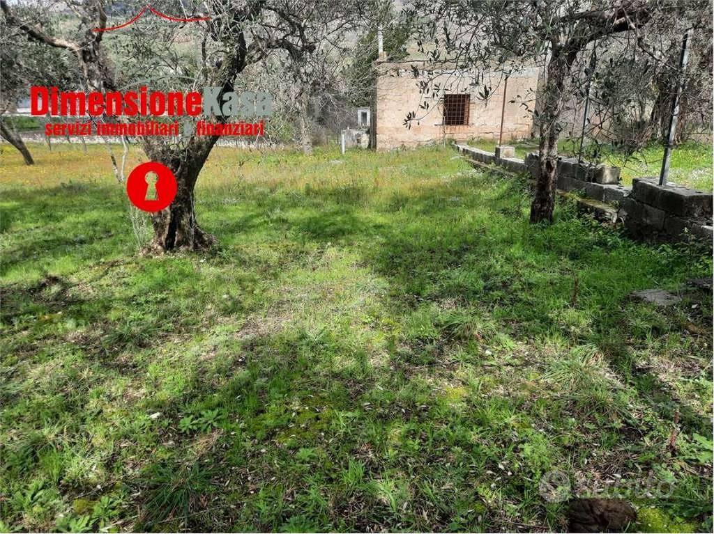 Rustico / Casale di 4000 m² con 1 locale a Roccara - Altro