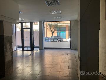 Via tre Monumenti locale commerciale 100 mq