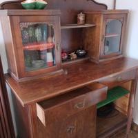 Credenza antica in legno massello con vetri curvi