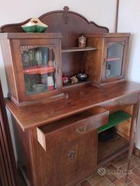 Credenza antica in legno massello con vetri curvi