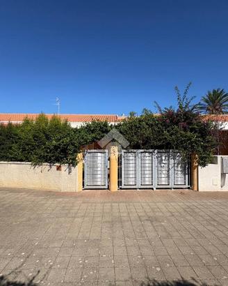 VILLA A SCHIERA A BRINDISI