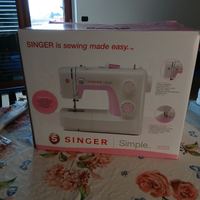 Macchina da cucire SINGER SIMPLE con utensili