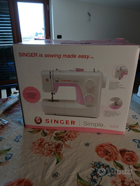 Macchina da cucire SINGER SIMPLE con utensili