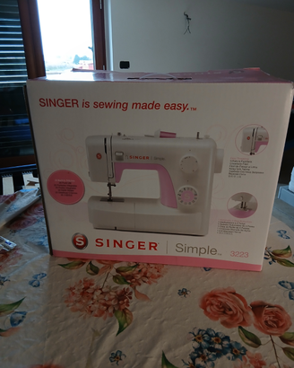 Macchina da cucire SINGER SIMPLE con utensili
