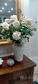 vaso in terracotta con rose artificiali 