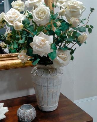 vaso in terracotta con rose artificiali 
