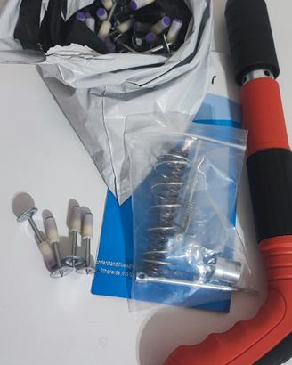 Pistola Sparachiodi con 100 rivetti e ricambi