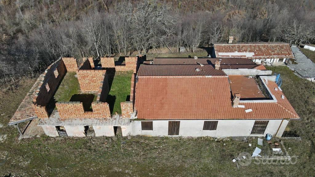 Rustico / Casale di 415 m² con più di 5 locali a R - Vista 4