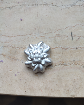 Accessori per cappello, cintura, spilla o ciondolo