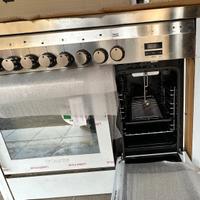 Professinale cucina con 5 FUOCHI, 2 FORNI NUOVA