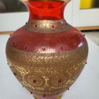 Vaso vintage in vetro rosso rubino con decorazioni