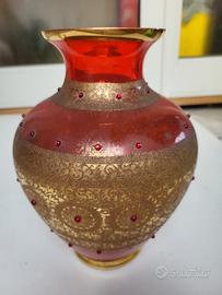 Vaso vintage in vetro rosso rubino con decorazioni