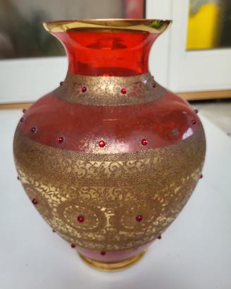 Vaso vintage in vetro rosso rubino con decorazioni