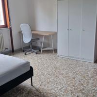 Camera singola con letto matrimoniale ampia e tran