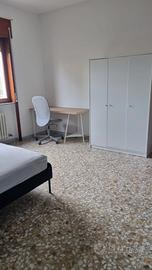 Camera singola con letto matrimoniale ampia e tran