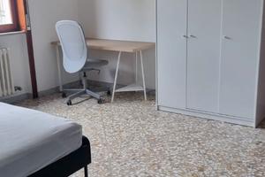 Camera singola con letto matrimoniale ampia e tran