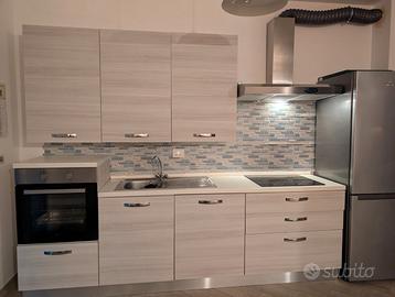 Cucina completa di elettrodomestici