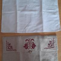 Coppia di bustine portaoggetti ricamate