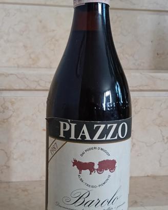 Bottiglia vino Barolo DOCG storico.
