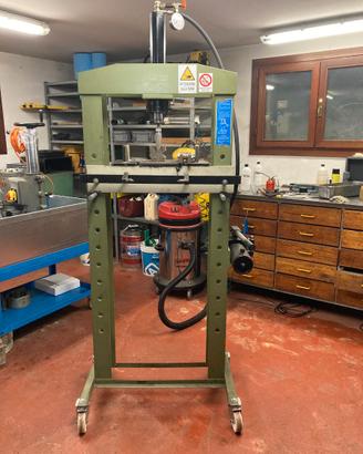 Pressa OMCN 15 tonnellate