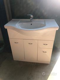 Lavandino bagno con mobile e specchio