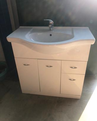Lavandino bagno con mobile e specchio