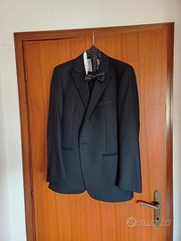 Vestito completo con camicia e papion