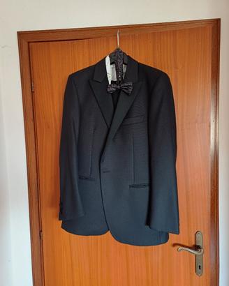 Vestito completo con camicia e papion