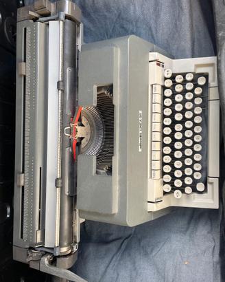 Macchina da scrivere Olivetti