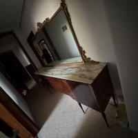 Credenza con ripiano in marmo e specchiera