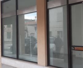 Cervignano negozio fronte strada