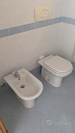 Coppia di sanitari a terra